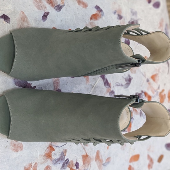 BCBG Shoes - Picture 4 of 4